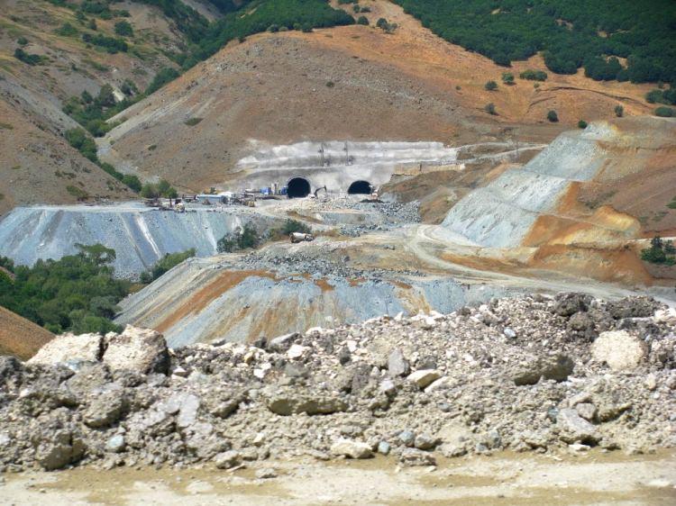 <p>Araçların yakıtı, bakım ve onarımı açısından da önemli zararlar oluyordu. Tünelin tamamlanmasıyla bölgede 2 bin 400 metre yükseklikten geçen yol 2 bin 100 metreye inecek ve tünelden geçilecek. Buradaki ulaşım güvenli, az masraflı ve hızlı hale gelecek. Böylece hem yolcu hem de yük taşımacılığında devrim yaratılmış olacak. Türkiye'miz böylece muasır medeniyetler seviyesine, 2023'lerdeki 500 milyar dolar ihracata hızla ulaşmış olacak."</p>
