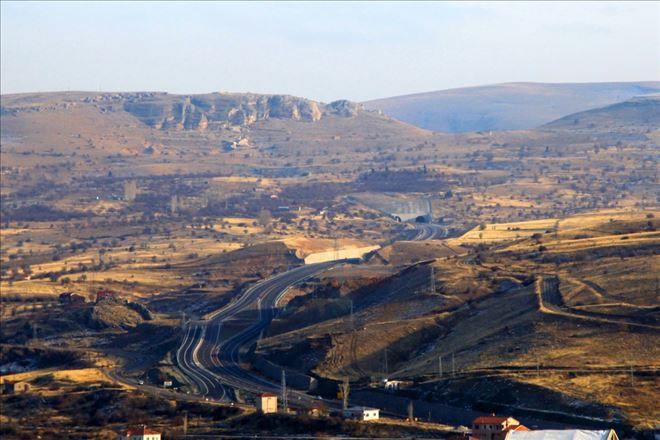 <p>2009 yılında yapımına başlanılan ve Malatya-Darende Karayolu üzerindeki Karahan Tüneli çift tüplü ve 1600 metre uzunluğunda. </p>
