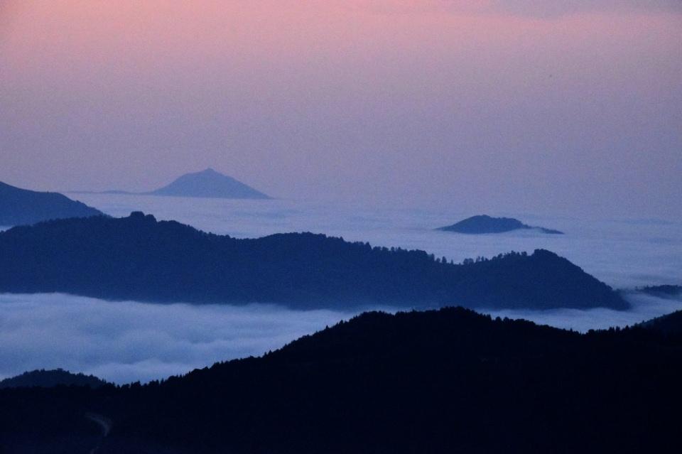 <p>Giresun’un Yağlıdere ilçesinde bağlı yaylalarda sabah saatlerinde gün doğarken dağların üzerine vuran kızıllığın yerini akşam saatlerinde bulut denizi ve onun üzerinde kümeleşen muhteşem dağ adacıkları alıyor. Muhteşem doğa olayı ise görenleri kendisine hayran bırakıyor.</p>

<p> </p>
