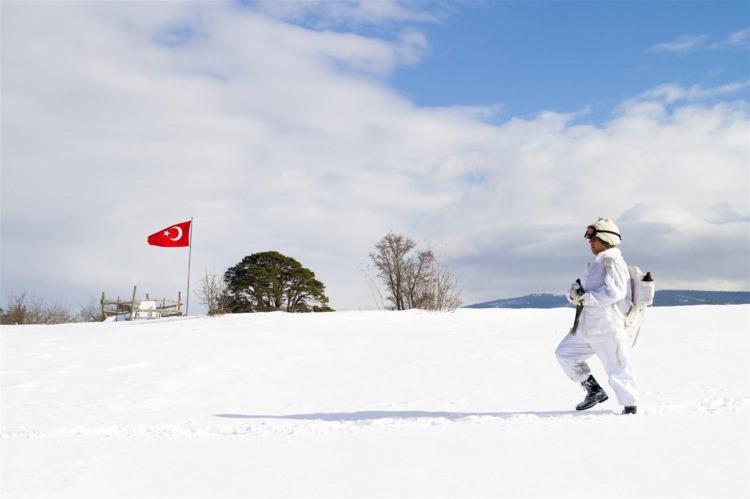 <p>Ordu Mesudiye kırsalında ve yaylalarda Ordu Jandarma Alay Komutanlığı’na bağlı Mesudiye Asayiş Komando Bölük Komutanlığı komandoları tarafından eksi 15 derecede, yoğun karda PKK’nın kış üstlenmesine yönelik operasyonlar düzenlediğini belirten Vali Balkanlıoğlu şunları söyledi: </p>

