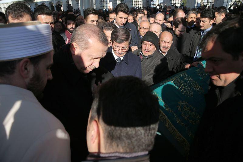 <p>Cumhurbaşkanı Recep Tayyip Erdoğan'ın Suudi Arabistan ziyareti sırasında kalp krizi sonucu 58 yaşında yaşamını yitiren Yeni Akit Gazetesi Genel Yayın Koordinatörü Hasan Karakaya için Fatih Camisi'nde tören düzenlendi.</p>
