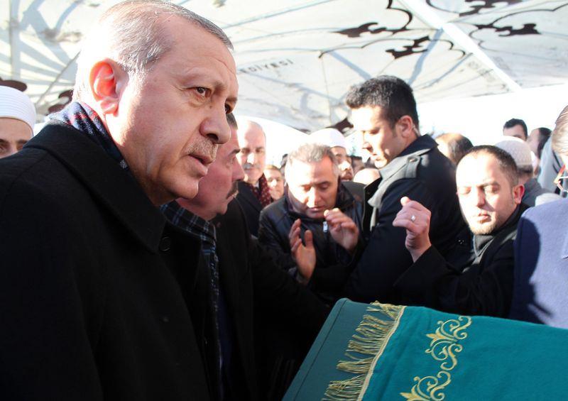 <p> Erdoğan ve Davutoğlu, cuma namazının ardından Karakaya için kılınan cenaze namazında saf tuttu. Erdoğan ve Davutoğlu, Karakaya'nın tabutuna cenaze aracına kadar omuz verdi.</p>
