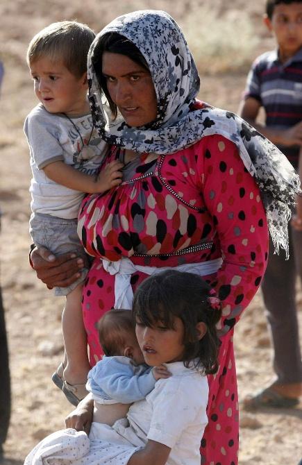 <p>IŞİD’in saldırıları ile birlikte binlerce Suriyeli ülkelerini terk ederken, yaşanan görüntüler yürek burkuyor. 6 yaşındaki minik kız, 20 kilometre boyunca 8 aylık kardeşini aç susuz kucağında taşıdı.</p>
