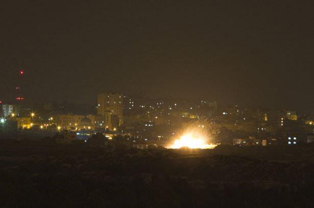 <p><a href="http://www.haber7.com/etiket/israil" target="_blank">İsrail</a> ordu birlikleri <a href="http://www.haber7.com/etiket/gazze" target="_blank">Gazze</a>'nin kuzeyindeki Beyt Lahya beldesine girdi. <a href="http://www.haber7.com/etiket/filistin" target="_blank">Filistin</a>li gruplarla İsrail askerleri arasında &ccedil;atışmalar başladı.</p>
