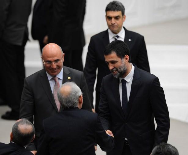 <p>İstanbul Bağımsız Milletvekili Hakan Ş&uuml;k&uuml;r, oyunu kullandıktan sonra CHP Genel Başkanı Kemal Kılı&ccedil;daroğlu ile tokalaşarak selamlaştı.&nbsp;</p>
