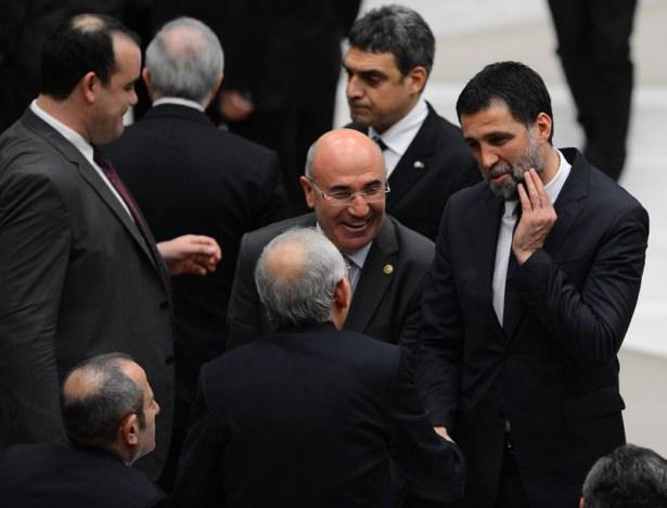 <p>Ş&uuml;k&uuml;r, bazı CHP ve MHP milletvekilleriyle de sohbet etti.</p>
