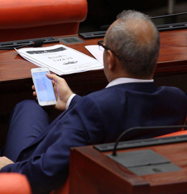 <p>Y&uuml;ce Divan g&ouml;r&uuml;şmeleri sırasında AK Parti grubu tarafından milletvekillerine &lsquo;&ouml;nemli&rsquo; başlıklı bir mesaj ge&ccedil;ildi.&nbsp;</p>
