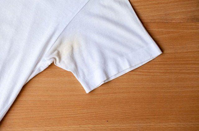 <p>Beyaz kıyafetlerde oluşan sararmayı gidermek için, sararmış bölgeleri düz beyaz hamam sabunu ile yıkayın.</p>
<p> </p>