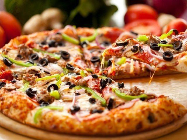 <p>Pizza veya diğer pişmiş yemeklerinizi mikrodalga fırında ısıtırken yanına bir bardak su koyun. Nem, yemeğin kurumasını engelleyecektir.</p>
<p> </p>