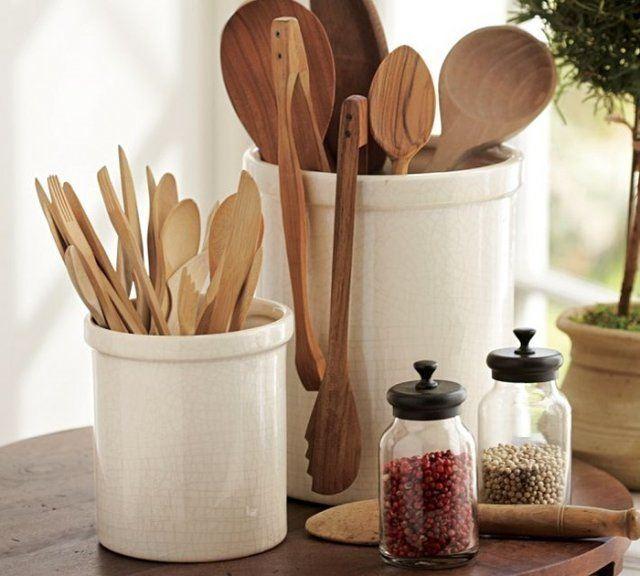 <p>Ahşap kaşık ve spatulalar zamanla kararır ve kötü kokuya sahip olur. Bunun için ahşap gereçlerini suda kaynatın ve güneşte kurumaya bırakın. Bu yolla ahşap gereçleriniz eski haline kavuşacaktır.</p>
<p> </p>