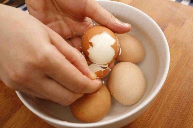 <p>Yumurtları kaynattığınız suyun içine sirke ya da karbonat ekleyin. Bu yöntem, yumurtalarınızın kolayca soyulmasını sağlayacaktır.</p>
<p> </p>
