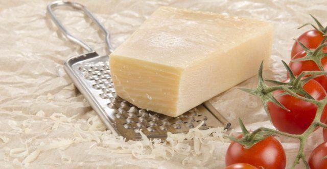 <p>Peynirin rendeye yapışmaması için yarım saat boyunca buzdolabında bekletin.</p>
<p> </p>