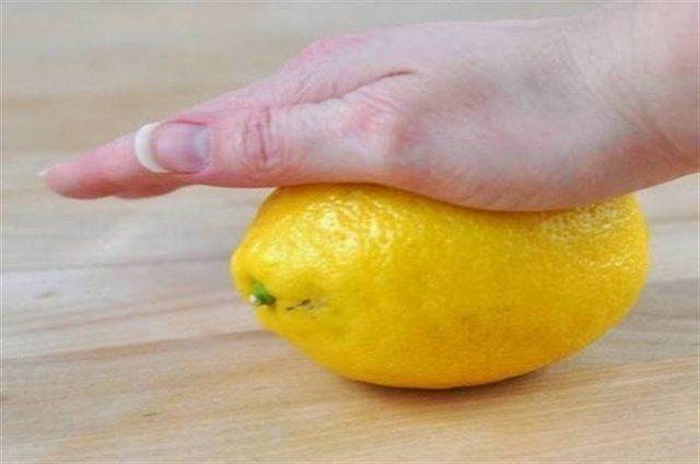 <p>Limonu kolaylıkla sıkmak istiyorsanız elinizle baskı uygulayıp yuvarlayın.</p>

<p> </p>

