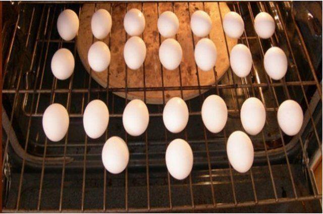 <p>Yumurtaları suda haşlamak istemeyenler için: Fırında yumurta</p>

<p> </p>

<p>Yumurtalarınızı 15 dakika yüksek ayarda fırında tutmanız yeterli.</p>

