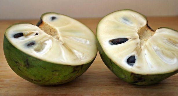 <p><strong>7. Cherimoya</strong><br />
Güney Amerika’nın nispeten serin bölgelerinde yetişen bu meyvenin tadı çilek, papaya ve ananas karışımı olarak tarif ediliyor. Gerçek bir tutti frutti olan çerimoya kesildiğinde bembeyaz ve siyah kocaman çekirdekleri var. Çekirdekler de kabuğu da zehirli. Yenmesi halinde felç edebiliyor.</p>
