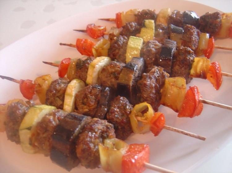 <p><strong>Tencerede şiş kebap </strong></p>