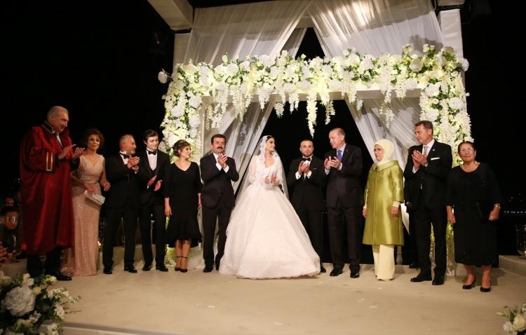 <p>Beşiktaşlı Gökhan Töre ile Esra Bilgiç, Cumhurbaşkanı Recep Tayyip Erdoğan ve eşi Emine Erdoğan'ın nikah şahitliğini yaptığı törenle evlendi.</p>
