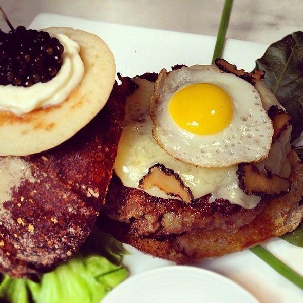<p>İçinde dünyanın en pahalı eti Wagyu, bir o kadar pahalı James Montgomery çedar peyniri ve kış trüfü ile listemizde yerini alıyor.</p>