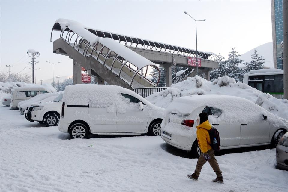 <p>Bitlis'te kar yağışı nedeniyle 6 yerleşim birimine ulaşım sağlanamıyor. Kar yağışı hayatı olumsuz etkilerken sürücüler ve vatandaşlar zor anlar yaşadı.</p>

<p> </p>
