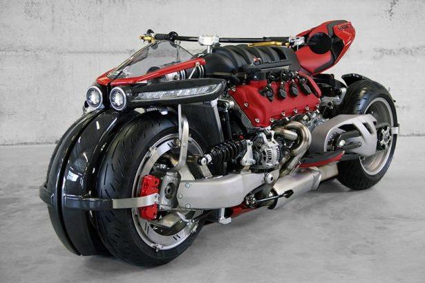 <p>Bu sıradışı motosikletin motorunda, 4.7 V8 Maserati motoru ve 470 beygir gücü bulunmakta.</p>