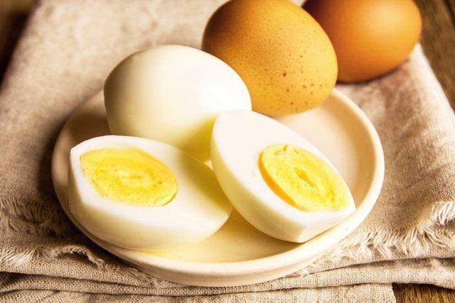 <p><strong>Yumurta:</strong><br />
Her yumurta 6-8 gram arası protein içerir. Aynı zamanda vitamin, çinko, demir ve kalsiyum vardır.</p>
