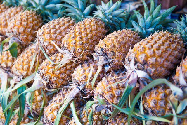 <p><strong>Ananas:</strong><br />
Ananasın içeriğinde proteini sindiren bromelein adlı bir enzim bulunur. Egzersiz sonrası, kahvaltıda, öğün aralarında tüketebilirsiniz. Ayrıca kas iltihabını azaltır.</p>
