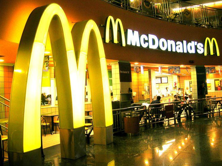 <p>MC DONALD'S'I İKİ KERE ALIYOR</p>
<p>Apple kasasındaki parayla iki tane Mc Donald's satın alabiliyor. Hamburger devinin piyasa değeri yaklaşık 96 milyar dolar.</p>