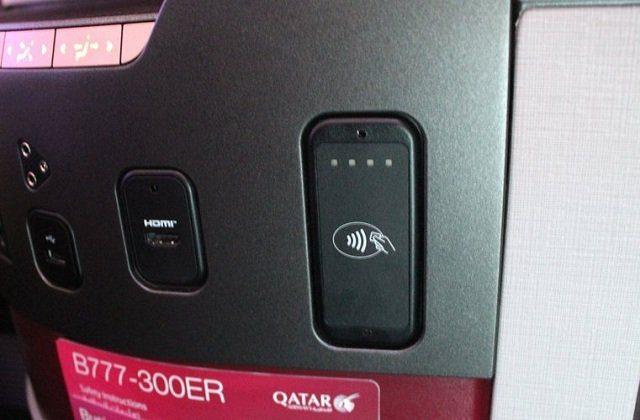 <p>Yetmeyeceği düşünülüyorsa uçuştan önce havayoluna ait uygulama üzerinden telefondaki içerik, koltuktaki NFC temassız okuyucu sayesinde havayolunun iç yayın sistemine yüklenebiliyor.</p>

<p> </p>
