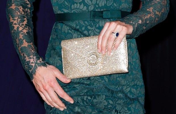 <p>Düşes, elbisesini 195 sterlin değerindeki Wilbur & Gussie marka clutch çanta ve Jimmy Choo ayakkabılarla tamamladığı görüldü.</p>