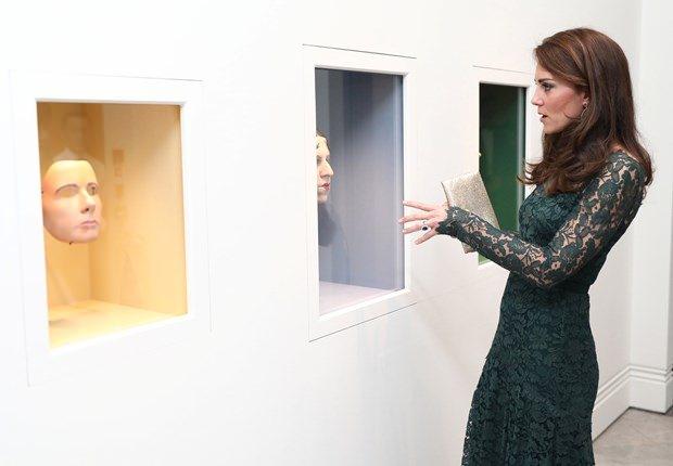 <p>Gittiği her yerde giydiği kıyafetlerle adından söz ettiren Cambridge Düşesi Kate Middleton bu kez giydiği elbiseyle yine çok konuşuldu.</p>
