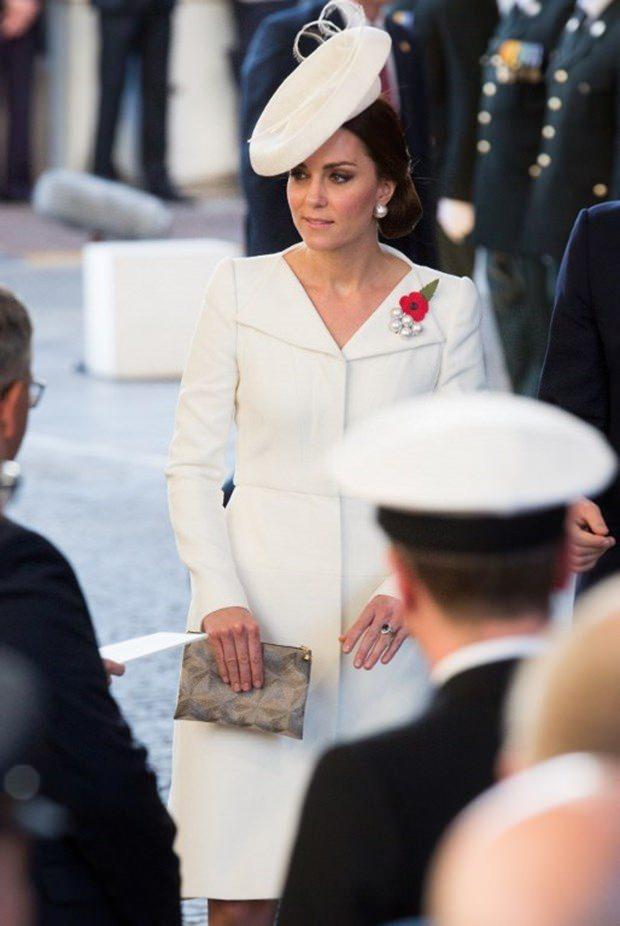 <p>Daha önce aynı elbiseyi birçok defa giydiği için eleştirilen ve bu alışkanlığı yüzünden "Tutumlu Düşes" olarak adlandırılan Kate Middleton, katıldığı bir davette giydiği beyaz bir elbisesiyle göz kamaştırdı. </p>
