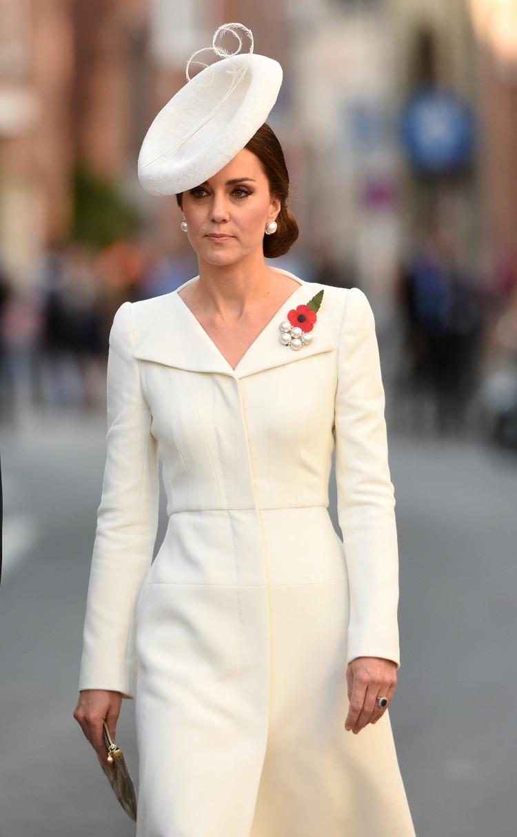 <p>Ancak Kate Middleton'ın aynı elbiseyi kızı Prenses Charlotte’nin vaftiz töreninde de giydiği ortaya çıktı.</p>