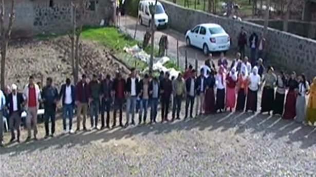 <p> Düğün görüntüleri acıları tazeledi</p>

<p>Katliamın ardından matemin sürdüğü köyde katliamdan bir ay önce bir düğünde çekilen görüntüler acıları tazeledi. <br />
<br />
AA muhabirinin ulaştığı, Tanışık köyündeki bir akraba düğününde kaydedilen görüntülerde, saldırıda hayatını kaybeden 16 kişiden 13'ünün el ele halay çektiği görülüyor.</p>

<p> </p>
