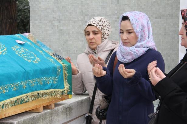 <p>Az sayıda kişinin katıldığı cenaze töreninde Beşiktaş Belediye Başkanı Murat Hazinedar, İpek Acar’a taziyelerini iletti. İpek Acar bir ara 14 yaşındaki kızları Aslı Gönül’le, kayınvalidesinin tabutunun başında dua okuduktan sonra, kılınan cenaze namazında arka sırada saf tuttu.</p>
