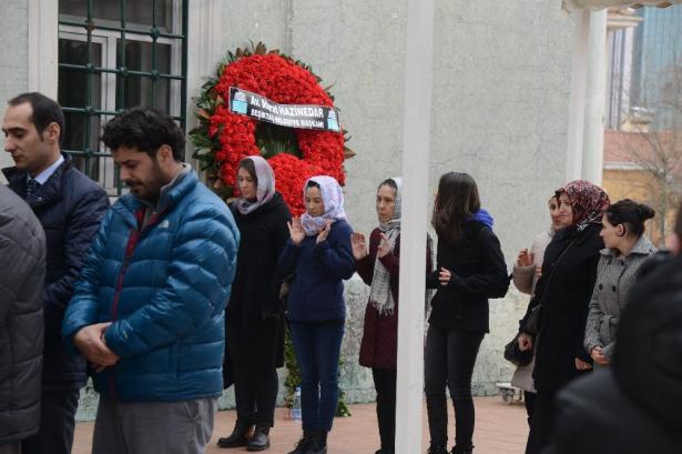 <p>Arka sırada kızı ve cenazeye katılan kadınlarla saf tutan İpek Acar, eşi Kayahan’ın sağlık sorunları nedeniyle gelemediğini belirtip, “Acılıyız. Hepimizin başı sağolsun. 86 yaşındaydı. Ciğerlerinde ve akabinde yaşlılığın getirdiği rahatsızlıkları vardı. Ani oldu, ölümünü beklemiyorduk.</p>
