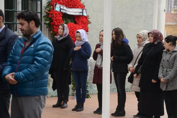 <p>Kayahan’ın ilk evliliğinden olan kızı Beste’nin katılmaması dikkat çekti. Firuzan Acar, kılınan cenaze namazı sonrası Ayazağa’daki mezarlıkta toprağa verildi.</p>
