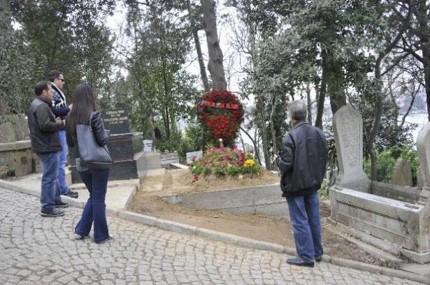 <p>Kayahan vasiyeti gereği Kanlıca Mezarlığı'nda Boğaz'ı gören bir yere defnedildi.</p>
