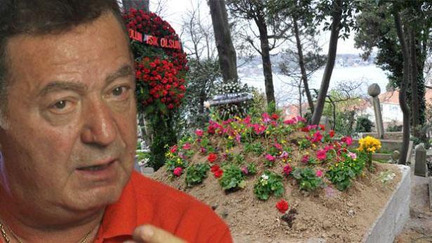 <p>Geçtiğimiz cuma günü vefat eden Kayahan vasiyeti gereği Kanlıca Mezarlığı'nda Boğaz'ı gören bir yere defnedildi.</p>
