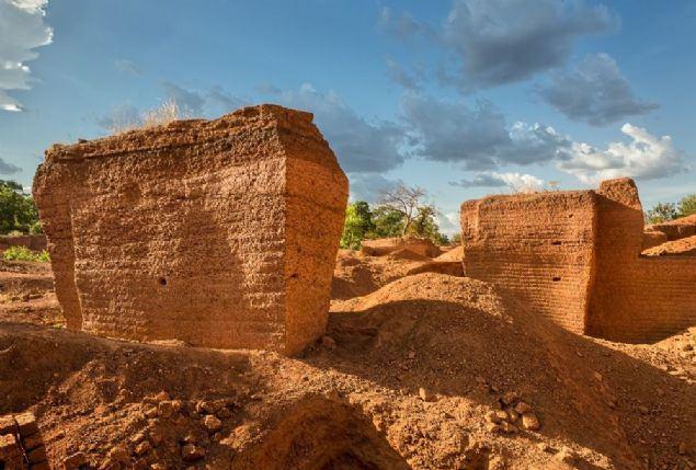 <p>Tuğlalar genellikle killi toprağın kalıplara dökülerek yapılır. Ancak güneybatı Burkina Faso'daki küçük bir Afrika köy olan Karaba'da tepelerden tuğla çıkartılıyor.</p>

<p> </p>
