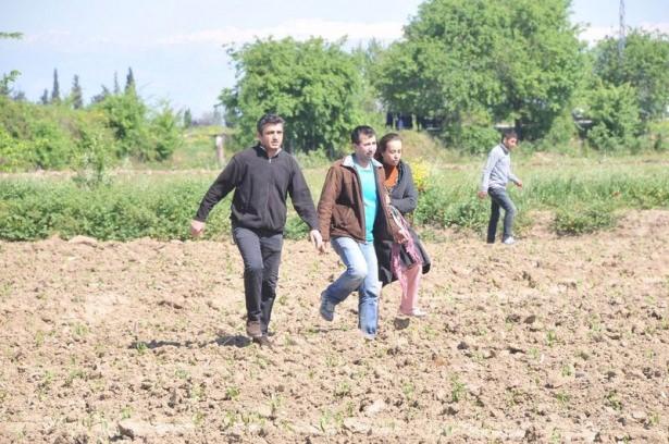 <p>Kayıp ihbarı üzerine olay yerine gelen polis ekipleri ve baba Sedat Mete küçük çocuğu bulma umuduyla kanal çevresinde arama yaptı.</p>
