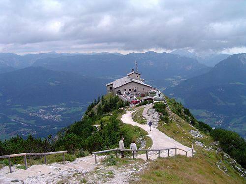 <p>Hitler'in Bavyera Alpleri'nde Obersalzberg'deki evi. Almanya'da Berghof olarak bilinen bu yeri Hitler 1922'de kullanmaya başladı. 1933'te satın aldı. 1939'da devlet parası kullanılarak Berghof büyütüldü. Bölgedeki devlete ait arazinin 6 bin 700 dönümü ücretsiz olarak Berghof'un bir parçası haline getirildi. Yaklaşık 100 milyon marka mal olan yenilenmiş Berghof gri granitten yapıldı. Evin için pahalı mobilyalar, goblenler, ünlü ressamların eserleriyle doluydu. Birçok antika da vardı. Yahudilerden çalınan ve yağmalanan eserler bir bir Berghof'a getirildi. Ev pahalı İran halılarıyla dolduruldu. </p>
