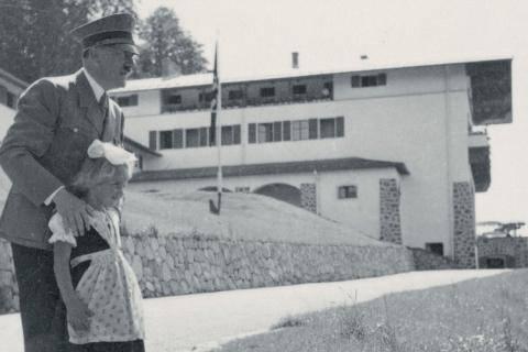 <p>Savaşın son günlerinde bombalanan Berghof tahrip oldu. Bunca değerli eşyanın ne olduğu ise bilinmiyor. Tek bilinen kayıp oldukları.</p>
