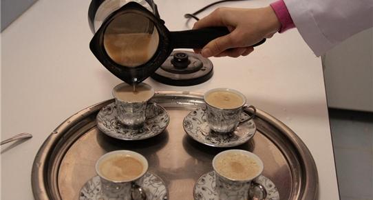 <p>Kayısı çekirdekleri ezilip macun haline getirilerek elde edilen kahve, tiryakilere yeni bir alternatif sunuyor.</p>

<p>Kayısı Araştırma İstasyonu Müdürü Abdullah Erdoğan, AA muhabirine yaptığı açıklamada, 3 ay önce başladıkları proje kapsamında kayısı çekirdeğinden kahve ürettiklerini söyledi.</p>
