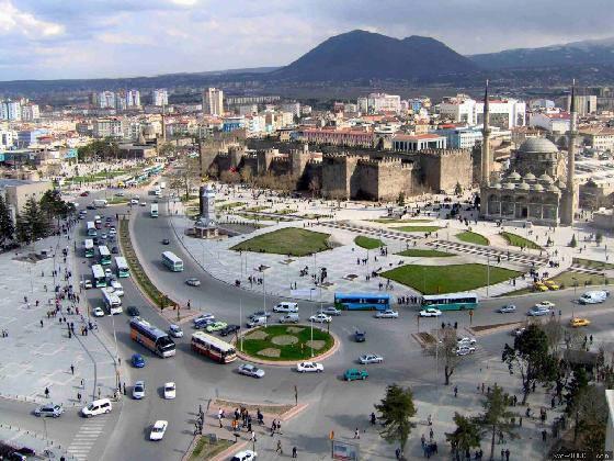 KAYSERİ: Savunma sanayi, hayvancılık, jeotermal, seracılık, meyve ve sebze paketleme, kış turizmi, maden, su şişeleme.