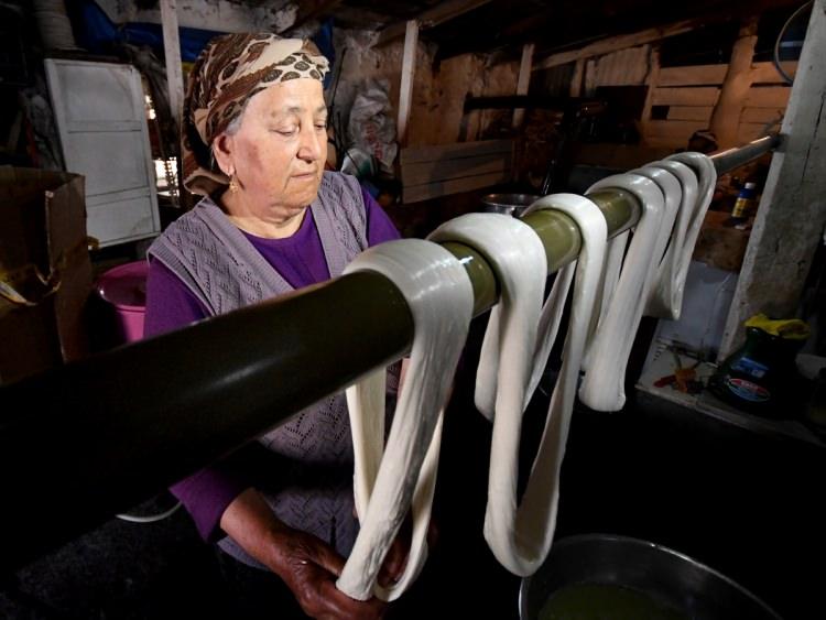 <p>Kars'ın zengin peynir çeşitliliği içerisinde yer alan "çeçil", ramazan ayında köylü kadınların hünerli ellerinde üretilmeye başlandı.</p>
