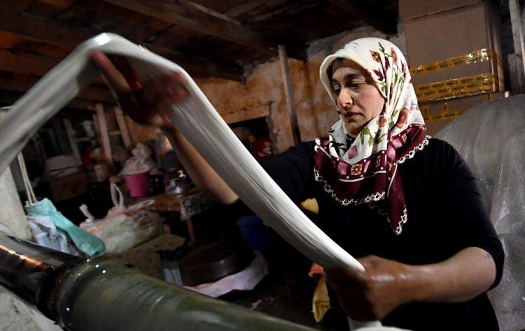 <p>Doğu Anadolu'nun hayvancılık ve hayvansal gıda üretimi açısından önemli kentlerinden Kars'ın zengin peynir çeşitliliği içerisinde yer alan "çeçil", ramazan ayında köylü kadınların hünerli ellerinde üretilmeye başlandı.</p>
