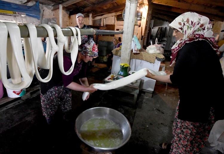 <p>Tel tel olana kadar zorlu yoğurma işlemiyle yapılan çeçil peyniri, yaz ile kış aylarında taze olarak, koyun ya da keçi derisinden hazırlanan tulumlara veya plastik bidonlara konulup küflendirilerek de "göğermiş çeçil" adıyla kahvaltı sofralarında yer alıyor.</p>
