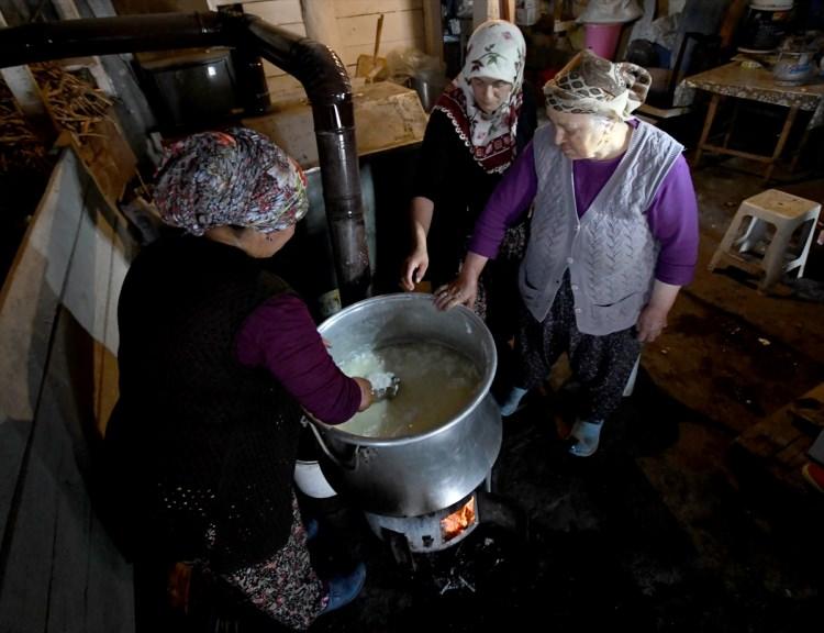 <p><strong>"RAMAZANDA ÇOK ZORLANSAK DA MECBUREN YAPACAĞIZ"</strong></p>

<p>Köyde peynir üreten kadınlardan Sümer Sabuncu (75), AA muhabirine yaptığı açıklamada, mevsimin ilk çeçil peynirini yaptıklarını belirterek, üretimin eylül ayına kadar gerçekleştirildiğini söyledi.</p>

<p> </p>
