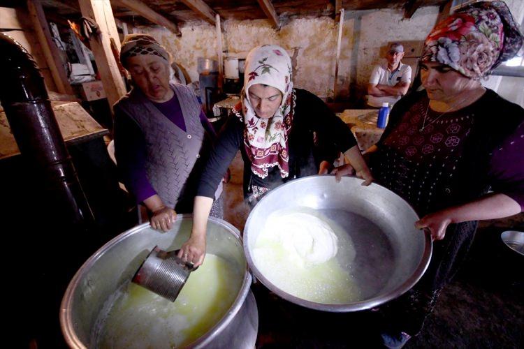 <p>Sabuncu, ramazan ayında peynir yapımının zor olduğunu ifade ederek, "Sabah erken inekleri sağdıktan sonra işe başlıyoruz. Peynir üretimi bizim işimiz ramazanda çok da zorlansak da mecburen yapacağız." dedi.</p>
