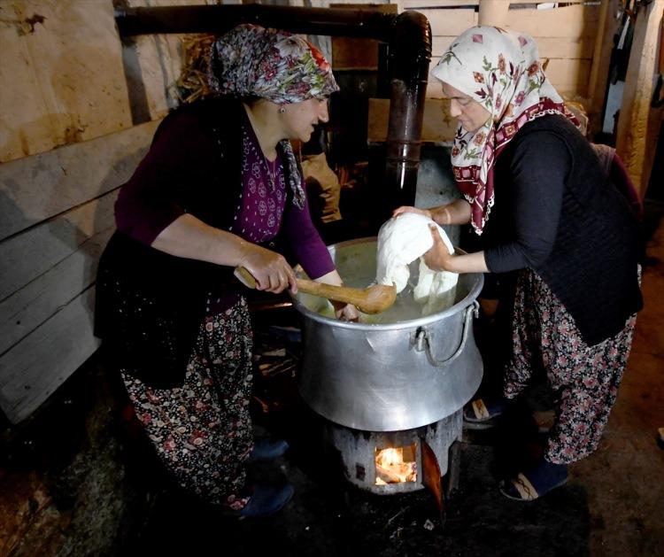 <p>Sağdığımız bütün sütleri peynir yapıyoruz. Şu anda orucuz ancak zor olsa da peynir üretmek zorundayız çünkü bizim geçim kaynağımız peynir ve yağ." diye konuştu.</p>
